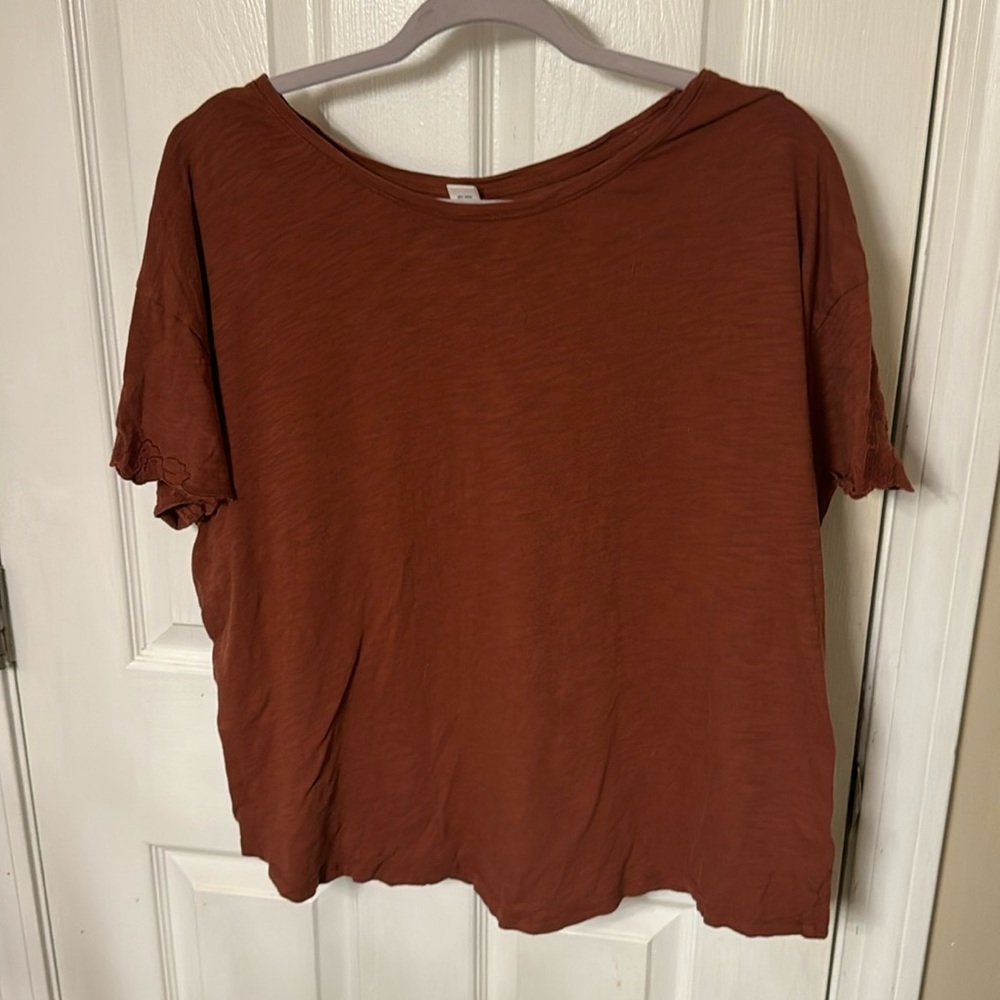 Old navy t-shirt with embroidered flowers sleeve detail XL